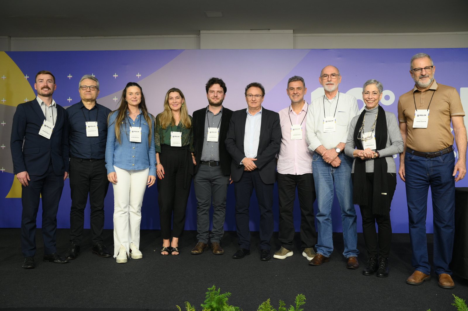Vencedores das dez propostas com o presidente do CREA-PR